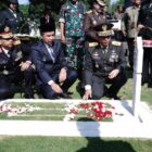 alam rangka memperingati Hari Ulang Tahun (HUT) ke-79 Tentara Nasional Indonesia (TNI) pada tahun 2024, Kapolda Jawa Barat, Irjen Pol. Dr. Akhmad Wiyagus, S.I.K., M.Si., M.M, bersama sejumlah pejabat penting di Jawa Barat menghadiri upacara ziarah nasional di Taman Makam Pahlawan (TMP) Cikutra, Kota Bandung, pada Jumat (4/10/2024)