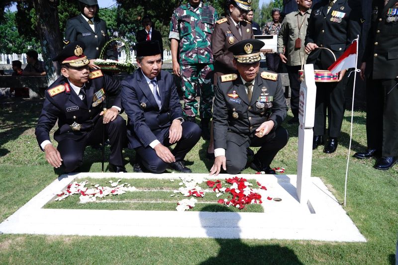 alam rangka memperingati Hari Ulang Tahun (HUT) ke-79 Tentara Nasional Indonesia (TNI) pada tahun 2024, Kapolda Jawa Barat, Irjen Pol. Dr. Akhmad Wiyagus, S.I.K., M.Si., M.M, bersama sejumlah pejabat penting di Jawa Barat menghadiri upacara ziarah nasional di Taman Makam Pahlawan (TMP) Cikutra, Kota Bandung, pada Jumat (4/10/2024)