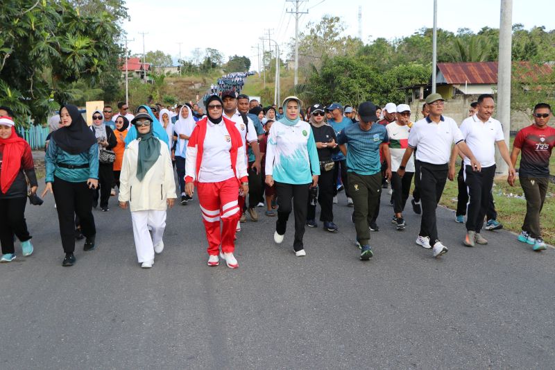 Dalam rangka memperingati Hari Ulang Tahun (HUT) ke-79 Tentara Nasional Indonesia (TNI), Kapolres Buru AKBP Sulastri Sukidjang S.H.S.I.K.M.M. bersama jajaran aparat TNI-Polri serta masyarakat setempat mengikuti kegiatan jalan santai dan senam bersama yang berlangsung pada Jumat (4/10/2024)