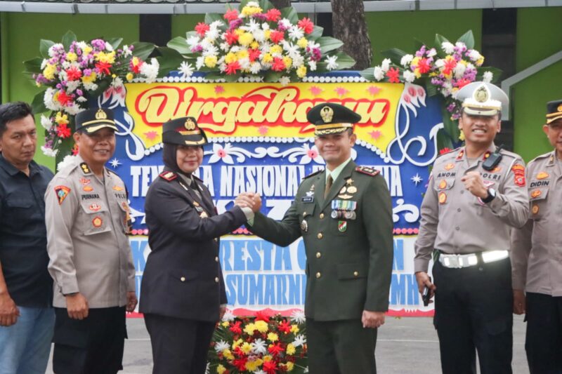 Kapolresta Cirebon, Kombes Pol Sumarni, S.I.K, S.H, M.H, beserta jajarannya memberikan kejutan kepada unsur TNI di wilayah Cirebon, Sabtu (5/10/2024). Kejutan tersebut dalam rangka memperingati HUT ke-79 TNI