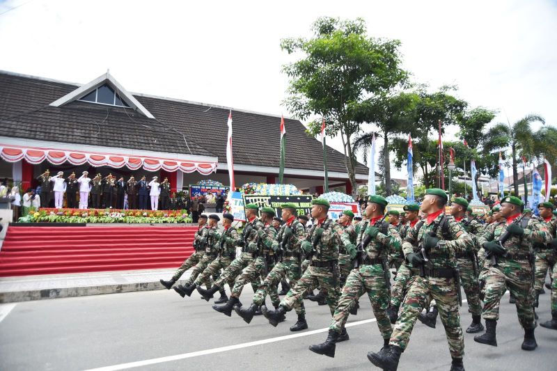 Kepala Kepolisian Daerah Maluku, Irjen Pol Drs. Eddy Sumitro M.Si, menghadiri upacara dan syukuran peringatan Hari Ulang Tahun (HUT) ke-79 Tentara Nasional Indonesia (TNI) yang berlangsung di Lapangan Merdeka, Kota Ambon, Sabtu (5/10/2024)