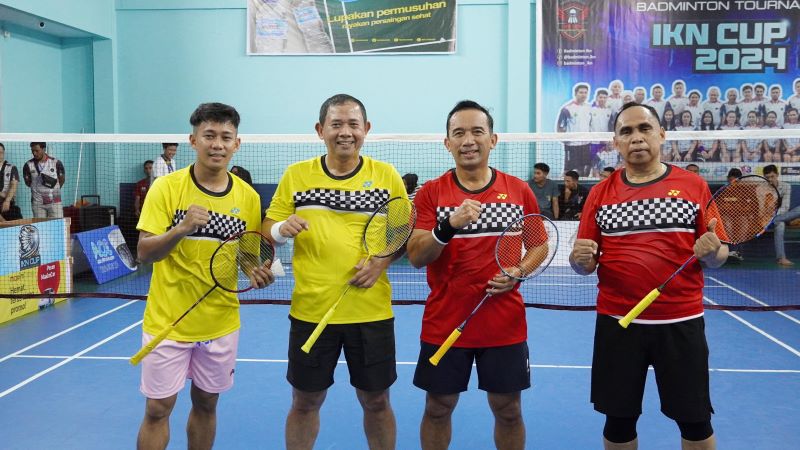 Wakil Kepala Kepolisian Daerah Maluku, Brigjen Samudi, S.Ik., M.H, menghadiri pembukaan Tournament Badminton IKN (Ikatan Keluarga Nusantara) Cup I 2024 yang digelar di GOR R3 Wailela, Kota Ambon, Sabtu malam (5/10/2024)