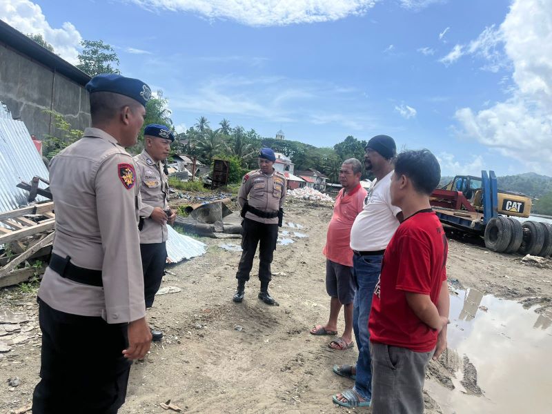 Personel Polisi Perairan dan Udara (Polairud) Polda Maluku, yang tergabung dalam Satuan Tugas (Satgas) Bina Operasi (Binops) Operasi Mantap Praja Salawaku 2024, terus aktif menemui masyarakat pesisir dan para nelayan dalam rangka menjaga situasi keamanan dan ketertiban masyarakat (kamtibmas) menjelang Pemilihan Kepala Daerah (Pilkada) serentak 2024