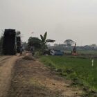 Menurut keterangan warga bahwa bau yang ditimbulkan dari sampah yang dibuang di area bekas galian tanah sangat mengganggu kenyamanan hidup warga sehari-hari