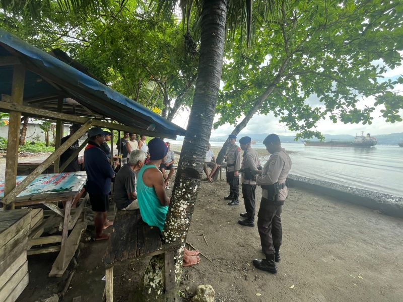 Dalam rangka menciptakan suasana yang aman dan kondusif menjelang Pemilihan Kepala Daerah (Pilkada) serentak tahun 2024, Satgas Banops Polairud Polda Maluku gencar melakukan sosialisasi kepada masyarakat pesisir dan nelayan