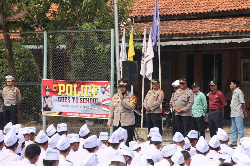 Kombes Pol Sumarni, S.I.K, S.H, M.H., dalam sambutannya di hadapan para siswa, menyampaikan pentingnya perilaku disiplin baik di dalam maupun di luar lingkungan sekolah