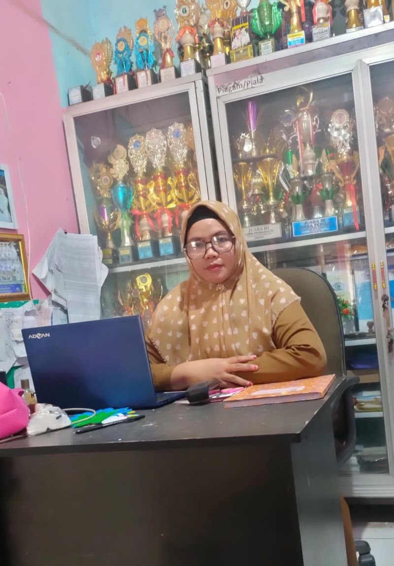 Sarim S.Pd., Ketua Yayasan sekaligus suami dari pemilik Yayasan Mutiara Ilmu, dalam sebuah wawancara menyampaikan pentingnya dukungan masyarakat terhadap pendidikan, terutama untuk generasi mendatang