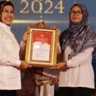 Bupati Serang, Ratu Tatu Chasanah, secara resmi memberikan penghargaan berupa piagam dan uang tunai kepada Aparatur Sipil Negara (ASN) berprestasi dan inovatif dalam ajang Anugerah ASN 2024