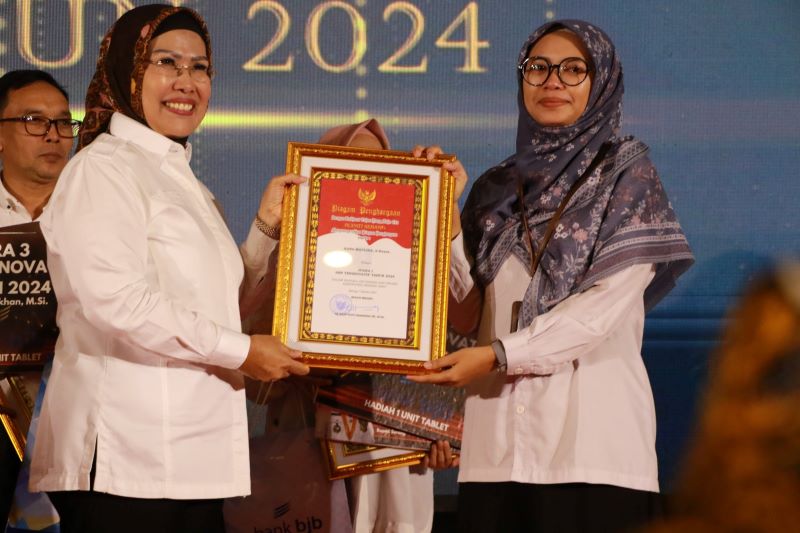 Bupati Serang, Ratu Tatu Chasanah, secara resmi memberikan penghargaan berupa piagam dan uang tunai kepada Aparatur Sipil Negara (ASN) berprestasi dan inovatif dalam ajang Anugerah ASN 2024