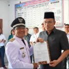Bupati Humbahas Dosmar Banjarnahor, S.E kukuhkan 7 orang Kepala Desa (Kades) se-Kecamatan Baktiraja, Rabu (9/10) di Kantor Camat Baktiraja