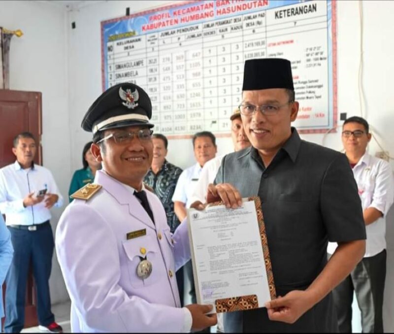 Bupati Humbahas Dosmar Banjarnahor, S.E kukuhkan 7 orang Kepala Desa (Kades) se-Kecamatan Baktiraja, Rabu (9/10) di Kantor Camat Baktiraja