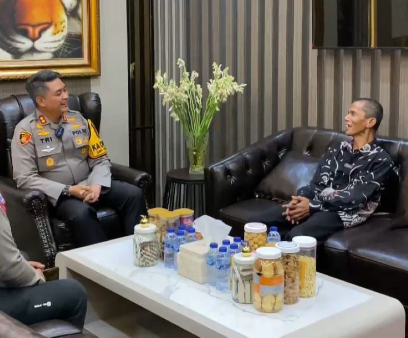 Alvi Noviardi (57 tahun), seorang guru honorer Madrasah Tsanawiyah (MTs) di Kabupaten Sukabumi, mendadak menjadi perbincangan publik setelah kisah hidupnya yang menginspirasi viral di media sosial