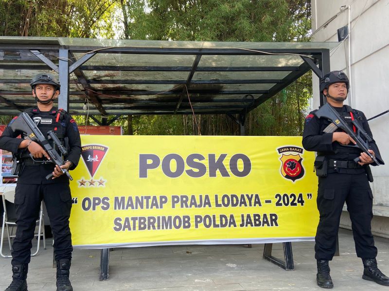 Sebanyak 30 personel dari Sat Brimob Polda Jabar ditugaskan untuk mengawal pengamanan di Kantor KPU Provinsi Jawa Barat