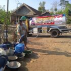 Sopir Balap Jinggring, di bawah pimpinan Budi Santoso, telah melakukan aksi nyata dengan merogoh kocek pribadi untuk mendistribusikan beberapa tangki air bersih kepada masyarakat yang membutuhkan di Desa Pakisrejo, Tulungagung.