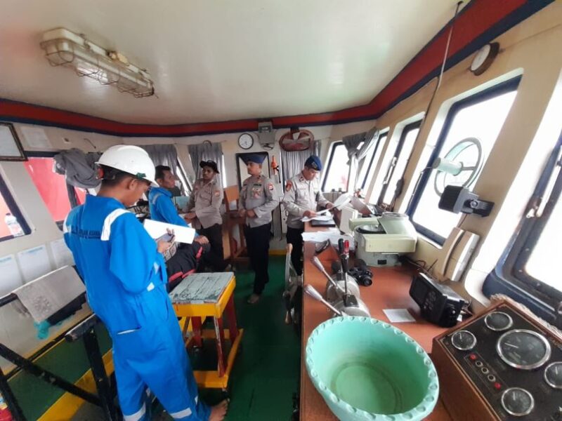 Guna menjaga keamanan dan ketertiban masyarakat (Kamtibmas) di sepanjang pesisir perairan Teluk Ambon dan sekitarnya, Subsatgas Polair, Satgas Banops OMP Salawaku 2024 melaksanakan patroli perairan pada Jumat (11/10/2024)