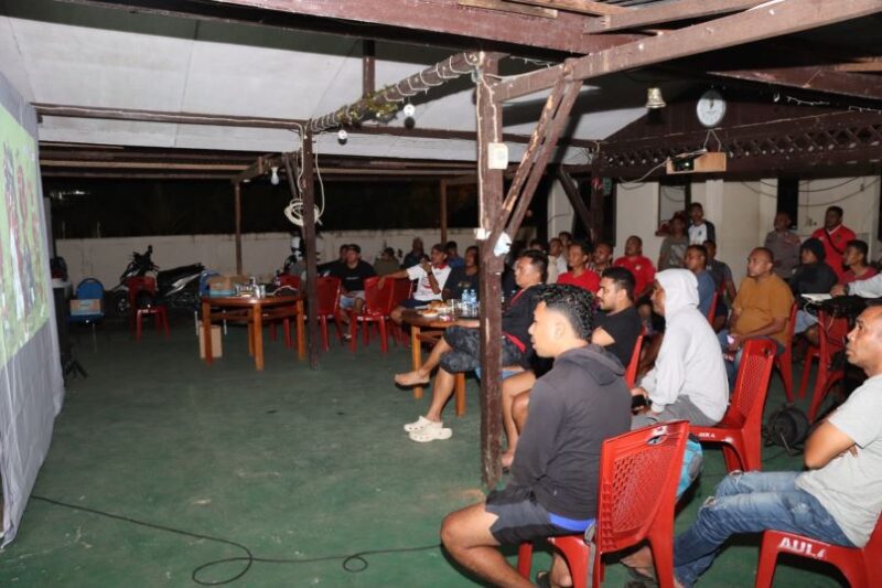 Dalam semangat untuk terus menyatukan kebersamaan dan menjaga keamanan serta ketertiban masyarakat (Kamtibmas), Polres Seram Bagian Barat Polda Maluku menggelar acara nonton bareng (nobar) pertandingan sepak bola kualifikasi Piala Dunia 2026 antara Timnas Indonesia melawan Bahrain, Jumat (11/10/2024)