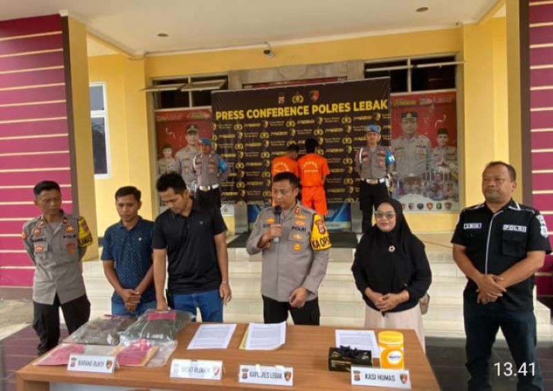 Pada Sabtu (12/10/2024), Kapolres Lebak, AKBP Suyono, SIK, menggelar konferensi pers di Lobi Mapolres Lebak terkait pengungkapan kasus dugaan tindak pidana kekerasan yang terjadi saat aksi unjuk rasa di depan kantor DPRD Kabupaten Lebak, Banten
