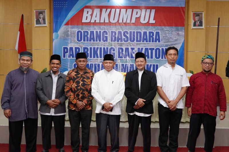 Dalam sebuah langkah bersejarah yang penuh makna, puluhan mantan anggota Jamaah Islamiyah (JI) di Provinsi Maluku secara resmi berikrar kembali ke pangkuan Negara Kesatuan Republik Indonesia (NKRI) dalam sebuah acara yang digelar di Aula Asrama Haji, Waiheru, Ambon, pada Sabtu (12/10/2024)