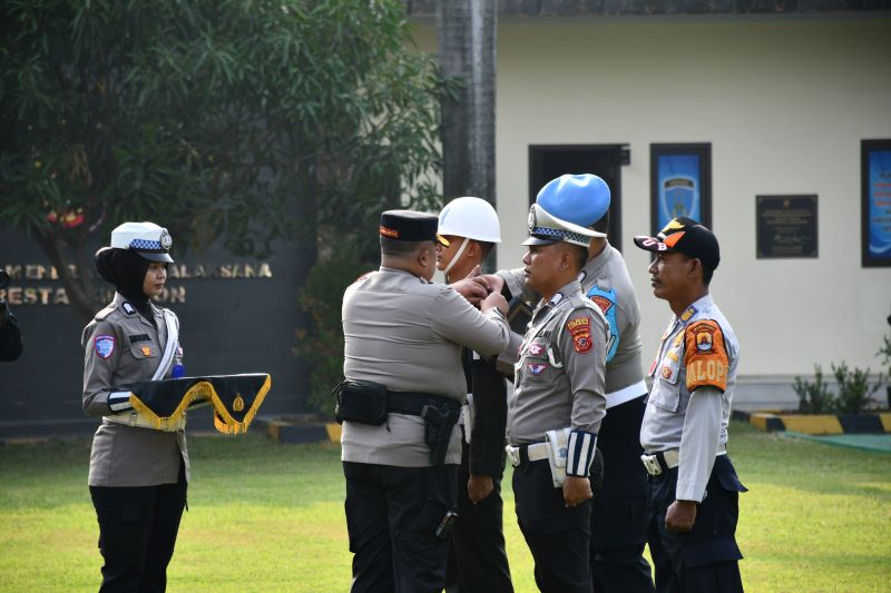 Polresta Cirebon mulai melaksanakan Operasi Zebra Lodaya 2024 pada Senin (14/10/2024), yang bertujuan untuk meningkatkan kesadaran masyarakat dalam mematuhi keamanan, keselamatan, ketertiban, dan kelancaran lalu lintas (kamseltibcar lantas) di Kabupaten Cirebon