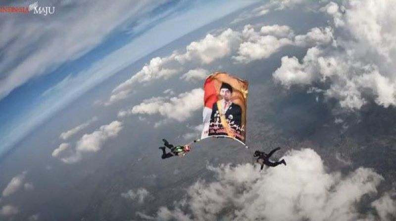 Polri menggelar atraksi terjun payung di langit Mako Brimob, Depok, Jawa Barat, Senin (14/10/2024)