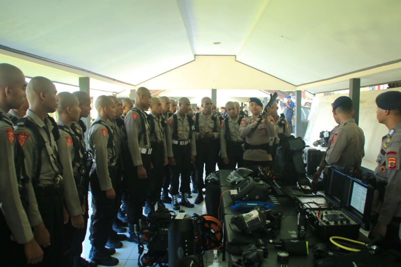 Para siswa Sekolah Polisi Negara (SPN) Polda Maluku berkesempatan mengunjungi Markas Komando Satuan Brimob Polda Maluku yang terletak di Tantui, Kota Ambon, pada Senin (14/10/2024)