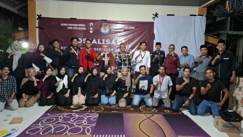 sosialisasi Pilkada 2024 yang diselenggarakan oleh Gerakan Mahasiswa Nasional Indonesia (GMNI) Kota Cilegon bekerja sama dengan Komisi Pemilihan Umum (KPU) Kota Cilegon, Minggu malam (13/10/2024).