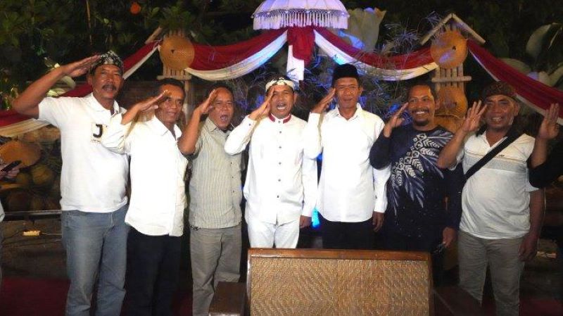 Ketua KTNA Jabar Otong Wiranata bersama ratusan perwakilan dari 27 kabupaten/kota mendatangi kediaman Dedi Mulyadi di Lembur Pakuan, Subang, untuk secara langsung menyampaikan dukungan mereka