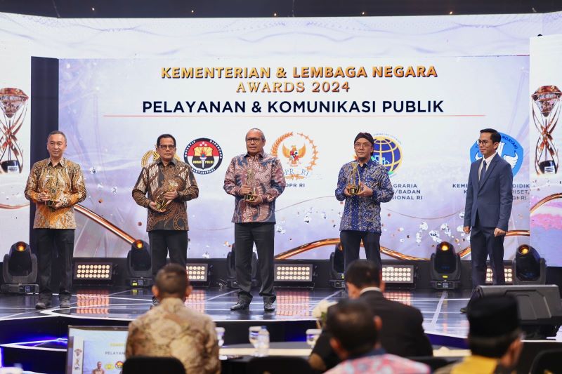 Kapolri Jenderal Polisi Drs. Listyo Sigit Prabowo menerima penghargaan bergengsi di ajang Kementerian dan Lembaga Negara Award 2024 yang diselenggarakan oleh Inews.