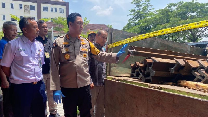 Kepolisian Daerah (Polda) Jawa Barat berhasil mengungkap kasus pencurian dengan pemberatan terhadap besi rel cadangan kereta api yang menyebabkan kerugian hingga Rp 513 juta
