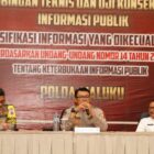 Kapolda yang diwakili oleh Irwasda Maluku, Kombes Pol Marthen Luther Hutagaol, SIK, menekankan pentingnya pemahaman mendalam mengenai informasi yang dikecualikan sesuai dengan UU No. 14 Tahun 2008 tentang Keterbukaan Informasi Publik