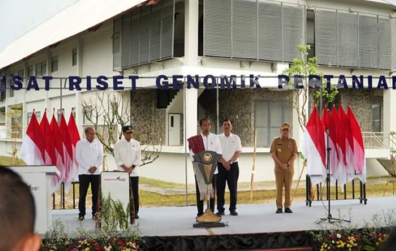 Presiden RI Joko Widodo meresmikan Pusat Riset Genomik Pertanian yang berlokasi di Taman Sains Teknologi Herbal dan Hortikultura (TSTH2), Kecamatan Pollung, Kabupaten Humbang Hasundutan, Sumatera Utara, pada Rabu (16/10/2024)