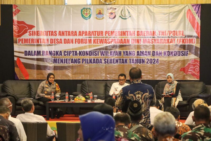 Kapolresta Cirebon, Kombes Pol Sumarni, S.I.K, S.H, M.H., menekankan pentingnya sinergitas antara semua unsur aparatur, termasuk Pemerintah Kabupaten, Pemerintah Desa, TNI/Polri, serta Forum Kewaspadaan Dini Masyarakat (FKDM)