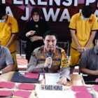 Kabid Humas Polda Jabar, Kombes Pol. Jules Abraham Abast, S.I.K., didampingi Dir Reskrimsus Polda Jabar, menggelar konferensi pers terkait pengungkapan kasus dugaan tindak pidana perjudian online yang melibatkan dua tersangka, Sdr. N dan Sdr. Y A, Kamis (17/10/2024)