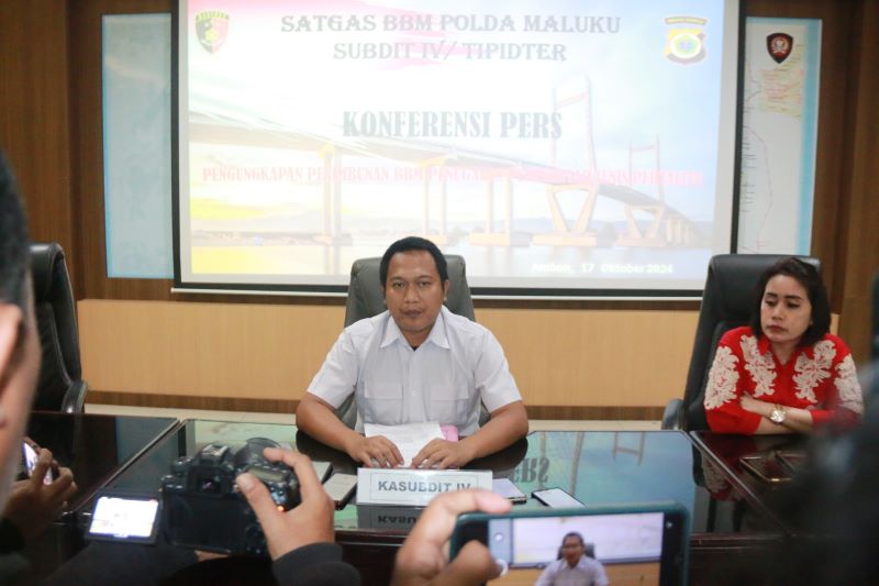 Aparat Subdit IV/Tipidter Ditreskrimsus Polda Maluku menetapkan dua perempuan berinisial SA dan NM sebagai tersangka dalam kasus penimbunan Bahan Bakar Minyak (BBM) bersubsidi jenis Pertalite di Kota Ambon