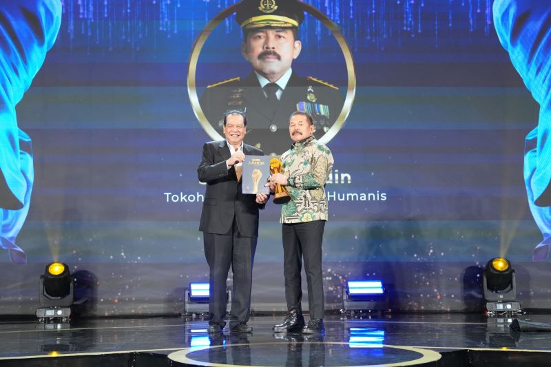 Jaksa Agung Republik Indonesia, ST Burhanuddin, meraih penghargaan kategori “Tokoh Penegak Hukum Humanis” dalam ajang bergengsi Detikcom Awards 2024 yang berlangsung di The Westin Jakarta pada Kamis, 17 Oktober 2024