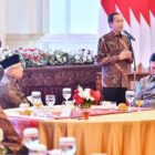 Presiden Joko Widodo menyampaikan ucapan terima kasih serta permintaan maaf yang mendalam kepada seluruh jajaran kabinetnya dalam acara jamuan makan siang yang penuh kehangatan di Istana Negara, Jakarta, Jumat (18/10)