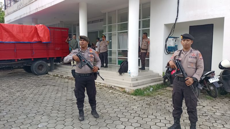 Personel Satuan Tugas Operasi Mantap Praja (OMP) Salawaku Polda Maluku berhasil mengamankan logistik surat suara untuk Pilkada serentak 2024