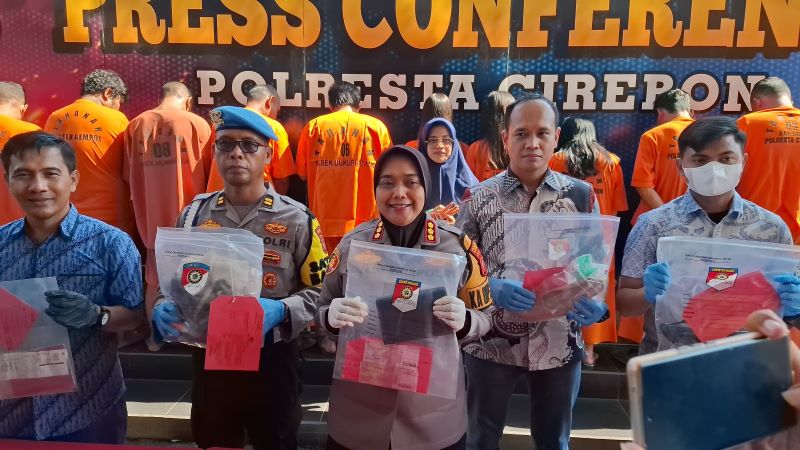 Polresta Cirebon berhasil membongkar kasus pencurian emas dengan modus hipnotis, di mana para pelaku berpura-pura sebagai petugas Dinas Kesehatan Kabupaten Cirebon