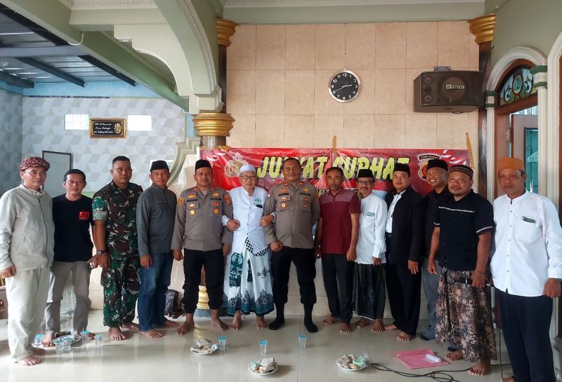Jajaran Polresta Cirebon kembali menggelar program Jumat Curhat, kali ini di Masjid Al Mu'awanah, Kecamatan Sedong, Kabupaten Cirebon, pada Jumat (18/10/2024)