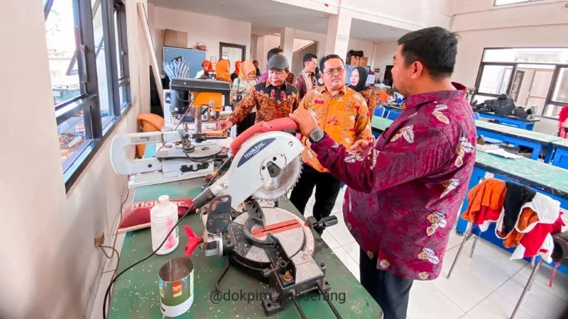 Penjabat Sekretaris Daerah (Pj Sekda) Kabupaten Serang, Rudy Suhartono, menargetkan kerajinan tas menjadi produk unggulan daerah yang diharapkan mampu memberikan dampak positif terhadap perekonomian dan pengurangan angka pengangguran di Kabupaten Serang
