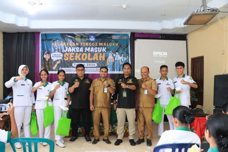 Tim Penerangan dan Penyuluhan Hukum bidang Intelijen Kejaksaan Tinggi Maluku (Kejati) melaksanakan Program Jaksa Masuk Sekolah (JMS) di SMK Kesehatan Nusaniwe Ambon pada Selasa (22/10/2024)