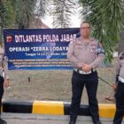 Personel Direktorat Lalu Lintas (Dit Lantas) Polda Jabar melakukan pemasangan banner himbauan di sejumlah titik strategis sebagai bagian dari pelaksanaan Operasi Zebra Lodaya 2024