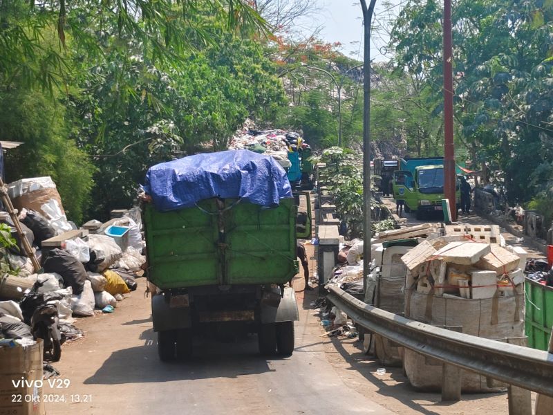 Kendaraan angkutan sampah antri di TPA
Cipeucang Serpong Tangerang Selatanpada Selasa (22/10/2024).