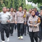 Polresta Cirebon melaksanakan kegiatan olahraga sore sambil patroli jalan kaki di wilayah hukumnya pada Selasa, 22 Oktober 2024