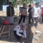 Upacara peletakan batu pertama untuk pembangunan kantor desa Tamiang oleh Kepala Desa Tamiang, Titin Bainah