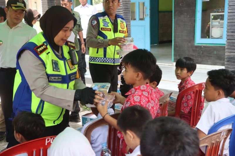Kombes Pol. Sumarni, S.I.K, S.H, M.H, memberikan pesan penting kepada para siswa untuk selalu waspada terhadap orang asing maupun orang yang dikenal namun berperilaku mencurigakan