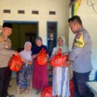 Dalam upaya menjaga hubungan baik antara aparat kepolisian dengan masyarakat, Kapolsek Malingping, AKP Sugiar Ali Munandar, S.H., yang didampingi oleh anggota Bhabinkamtibmas Brigadir Epul, memberikan santunan sembako kepada 25 orang lansia di Kantor Desa Kadujajar, Kecamatan Malingping