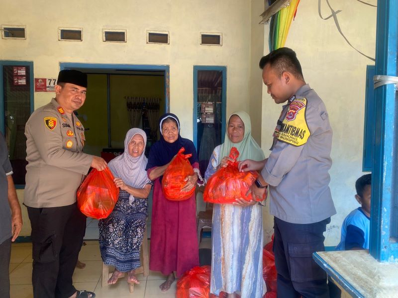 Dalam upaya menjaga hubungan baik antara aparat kepolisian dengan masyarakat, Kapolsek Malingping, AKP Sugiar Ali Munandar, S.H., yang didampingi oleh anggota Bhabinkamtibmas Brigadir Epul, memberikan santunan sembako kepada 25 orang lansia di Kantor Desa Kadujajar, Kecamatan Malingping