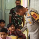 Polres Ciamis melaksanakan kegiatan program pemberian makanan bergizi gratis kepada siswa SDN 2 Kadupandak, Kecamatan Tambaksari, Kabupaten Ciamis, pada Kamis (24/10/2024)