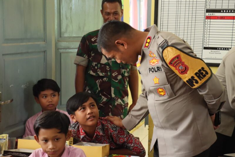 Polres Ciamis melaksanakan kegiatan program pemberian makanan bergizi gratis kepada siswa SDN 2 Kadupandak, Kecamatan Tambaksari, Kabupaten Ciamis, pada Kamis (24/10/2024)